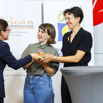 © BKA / Andy Wenzel Diana Köhler und Johanna Tirnthal (Ö1) erhalten den Papageno-Medienpreis 2025 auf der Bühne überreicht.