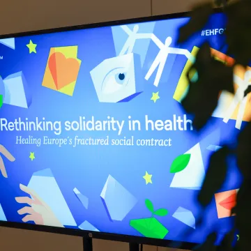 © European Health Forum Gastein (EHFG) Fernseher mit Präsentation des Mottos vom EHFG 2025.