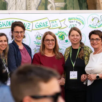© Jugendmanagement Staatssekretärin Ulrike Königsberger-Ludwig mit Landesrat Karlheinz Kornhäusl und Landesrätin Beate Prettner beim Startschuss der Jugendgesundheitskonferenzen 2025 in Graz.