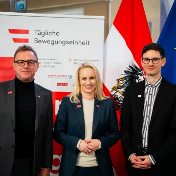 © BMWKMS/Schlögl Ralf Rangnick, Sport-Staatssekretärin Michaela Schmidt und Lukas Teufl stehen bei einem Pressetermin zur „Täglichen Bewegungseinheit“ bei der Präsentation über die Tägliche Bewegungseinheit.