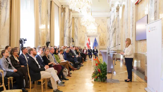 © Gesundheit Österreich GmbH / Monika Fellner Staatssekretärin Ulrike Königsberger-Ludwig spricht bei der Preisverleihung des Best Practice Award „Klimafreundliche Gesundheitseinrichtungen“ 2025 vor den teilnehmenden Gesundheitseinrichtungen im Festsaal des Ministeriums.