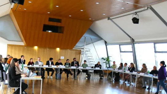 © Gesundheit Österreich GmbH / Georg Gatnar Sitzung des GÖG-Beirats für Bevölkerungsbeteiligung: Vertreter:innen diskutieren über Partizipation und Chancengerechtigkeit im Gesundheitssystem.