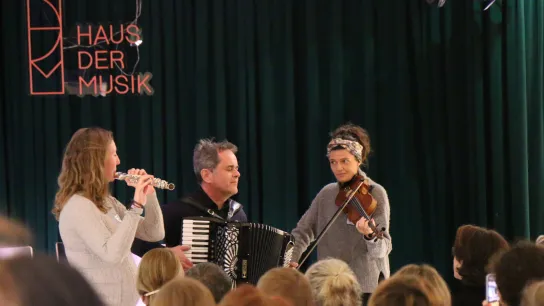 © Gesundheit Österreich / Georg Gatnar Musikalischer Beitrag bei der Veranstaltung „Culture and Health: Time to Act“ im Haus der Musik: Flöte, Akkordeon und Violine vor Publikum.