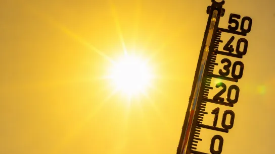 © GÖG, generiert mit KI (Copilot) Sonne, gelber Himmel und davor ein Thermometer