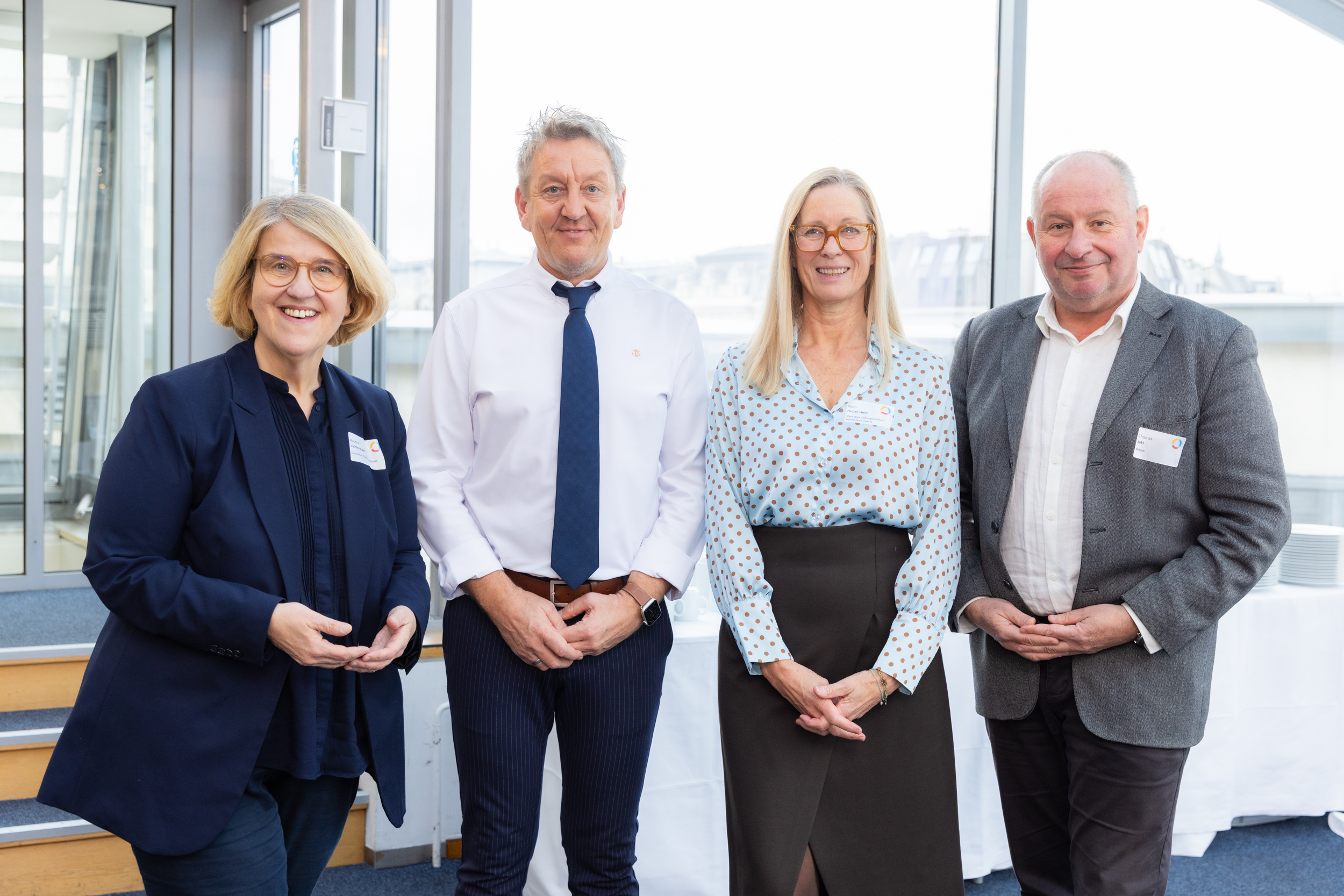 Gruppenfoto bei der Fachkonferenz „Nachhaltigkeit trifft Medizin und Gesundheit“: v.l.n.r. Dr.in Ruperta Lichtenecker, Michael Schmitz, Mag.a Karin Huber-Heim und Mag. Dr. Thomas Jakl.