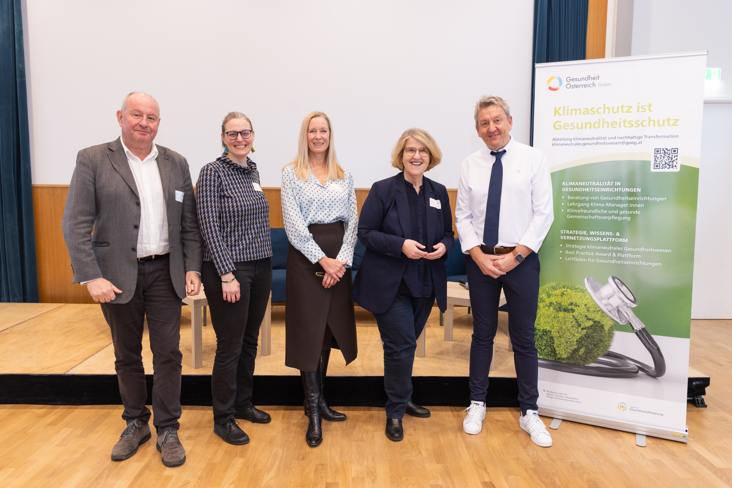 Podiumsdiskussion zur Kreislaufwirtschaft im Gesundheitswesen v.l.n.r. Mag. Dr. Thomas Jakl, Antonija Wieser, MA., Mag.a Karin Huber-Heim, Dr.in Ruperta Lichtenecker und Michael Schmitz