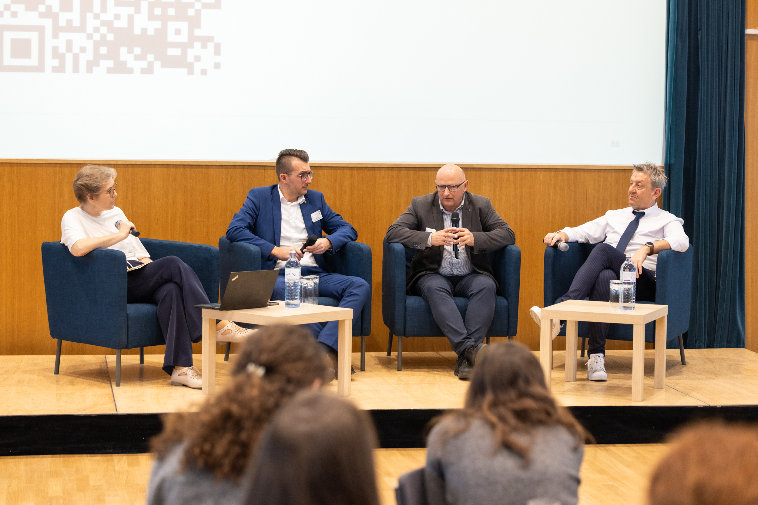 Podiumsdiskussion zur Kreislaufwirtschaft im Gesundheitswesen (v.l.n.r. Barbara Ruhsmann, Gerald A. Santer, Rudolf Elsenwenger, Michael Schmitz).