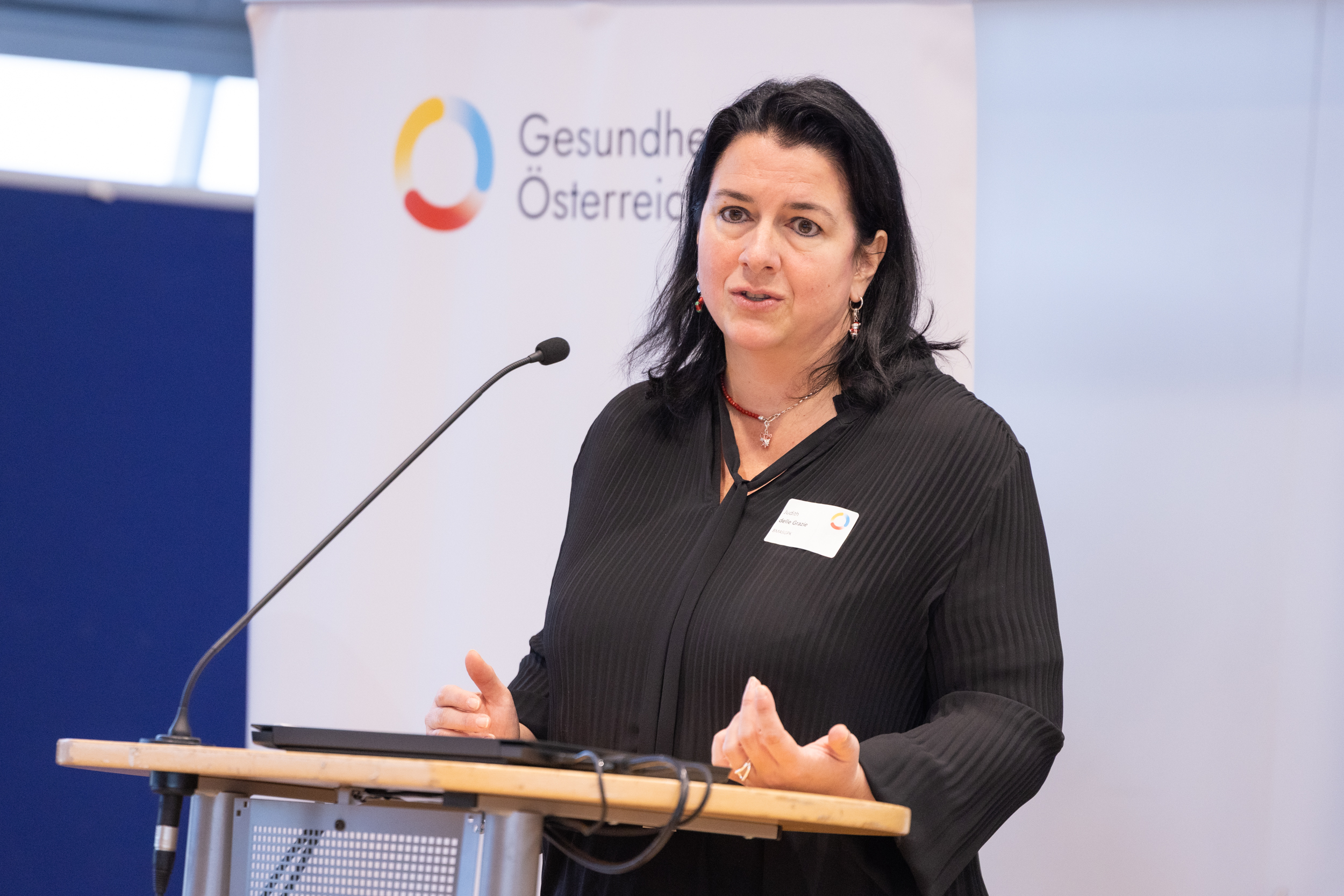 Mag.a Judith delle Grazie (BMASGPK) spricht über Kreislaufwirtschaft im Gesundheitswesen.