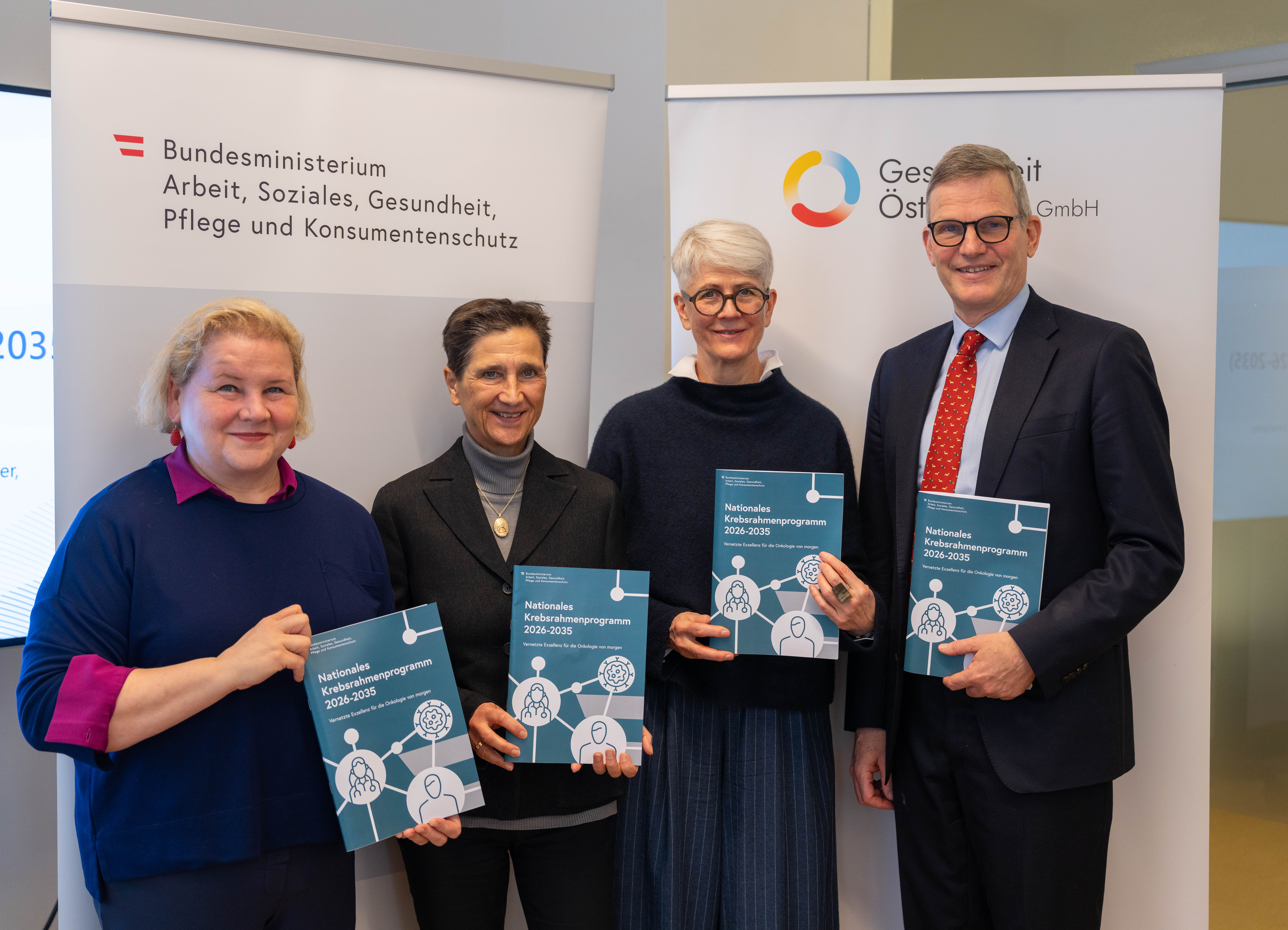 Pressekonferenz zur Präsentation des Nationalen Krebsrahmenprogramms. v.l.n.r: Gesundheitsministerin Korinna Schumann, Karin Eglau (Gesundheit Österreich GmbH), Anita Kienesberger (Obfrau der Allianz onkologischer PatientInnenorganisationen), Felix Keil (Vorstand der 3. Medizinischen Abteilung – Hämatologie & Onkologie am Hanusch-Krankenhaus Wien).