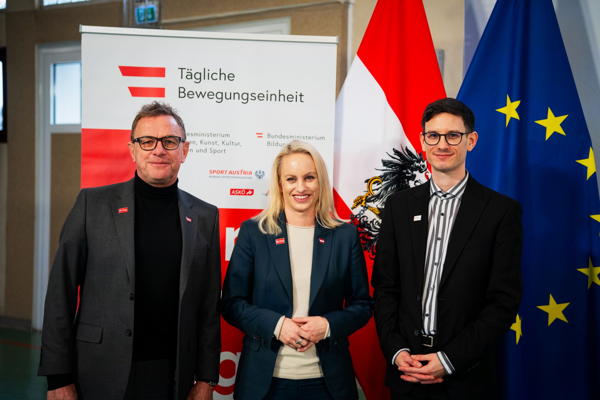 Ralf Rangnick, Sport-Staatssekretärin Michaela Schmidt und Lukas Teufl stehen bei einem Pressetermin zur „Täglichen Bewegungseinheit“ bei der Präsentation über die Tägliche Bewegungseinheit.