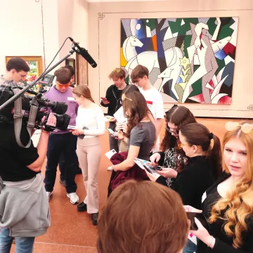 © Frauengesundheitszentrum FEM Süd / Eva Trettler ORF kulturMONTAG begleitet YOUareART: Jugendliche testen Filter im Museum und sprechen über Körperbild, Vergleichsdruck und Selbstwert.