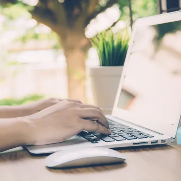 © NT_studio - stock.adobe.com Laptop Hände