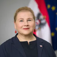 Korinna Schumann wurde am 2. April 2025 von Bundespräsident Alexander Van der Bellen als Bundesministerin für Arbeit, Soziales, Gesundheit, Pflege und Konsumentenschutz angelobt.