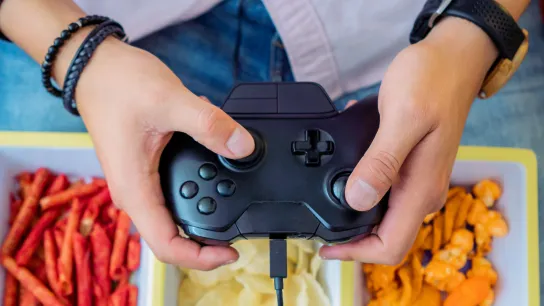 © Paolaulloa0022 - stock.adobe.com Konsole Snacks zwei Hände