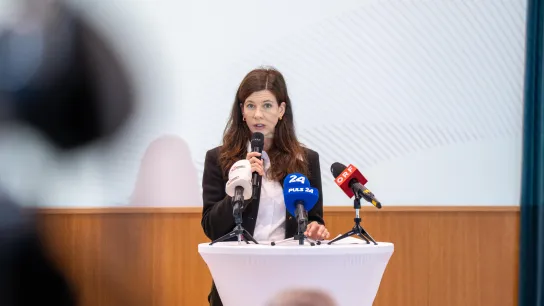 Andrea E. Schmidt, Abteilungsleiterin Kompetenzzentrum Klima und Gesundheit, Gesundheit Österreich, am Podium. © BMASGPK/Habermann Andrea E. Schmidt, Abteilungsleiterin Kompetenzzentrum Klima und Gesundheit, Gesundheit Österreich, am Podium. © BMASGPK/Habermann